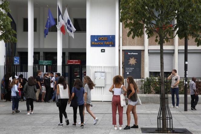 Des élèves devant le lycée Maurice-Ravel à Paris, le 31 août 2015.
