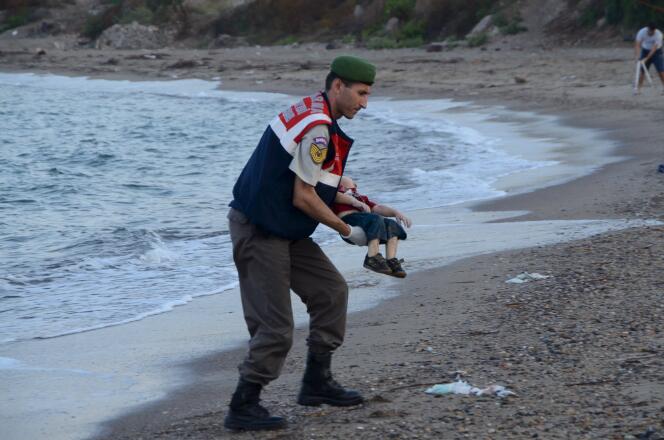 Une des photos d'Aylan Kurdi, enfant syrien mort noyé en tentant de rejoindre l'île de Kos avec sa famille. Ces images ont bouleversé citoyens et responsables politiques jeudi 3 septembre.