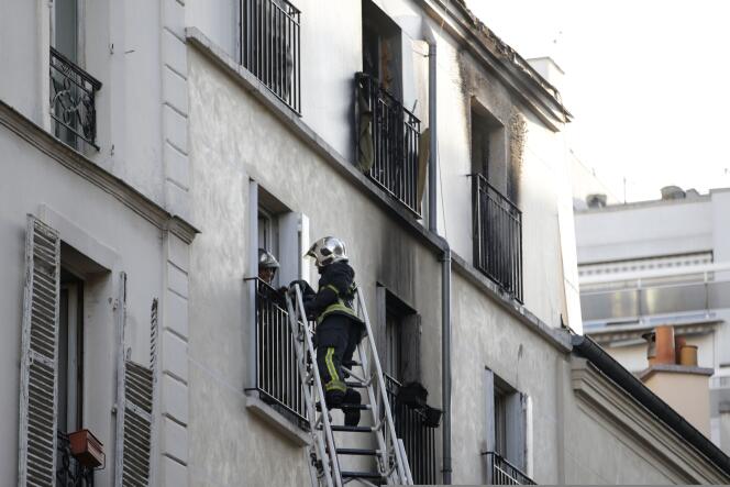 Sur le site de l'incendie rue Myrha, à Paris, mercredi 2 septembre au matin.