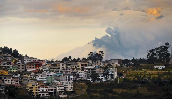 L'éruption du Cotopaxi au-dessus de Quito, le 27 août 2015.