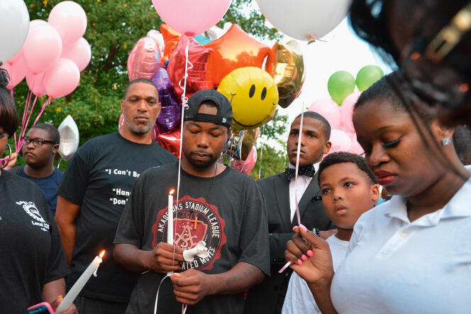 Le père de Jamyla Bolden lors d'une veillée en hommage à sa fille de 9 ans, tuée par une balle perdue à Ferguson (Missouri).