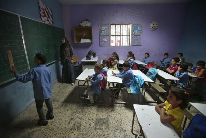 Des enfants syriens suivent un cours de français dans une salle de classe d'une école publique du village de Kaitaa, dans le nord du Liban, en mai 2014. Des milliers d'autres enfants syriens n'auront pas la même chance.
