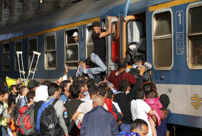 Des migrants prennent d'assaut un train dans la gare de Keleti, à Budapest, le 3 septembre.