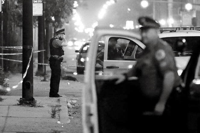 A Chicago, des policiers sur les lieux d'une fusillade durant la Fête nationale.