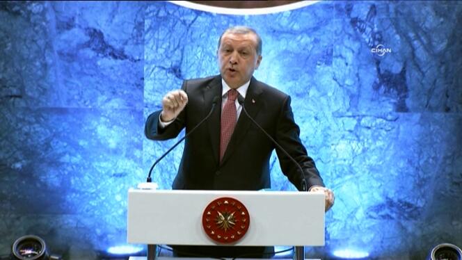 Le président turc Recep Tayyip Erdogan a accusé jeudi 3 septembre les pays européens d’avoir transformé la Méditerranée en « un cimetière de migrants ». Réagissant aux photos du petit réfugié syrien retrouvé mort noyé sur une plage de Turqui il a estimé que « l’humanité toute entière devra rendre des commptes ».