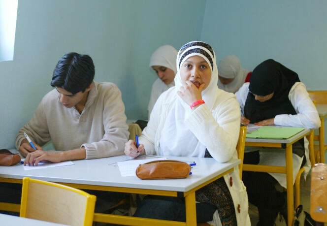 des étudiants du Lycée privé musulman Averroes travaillent, le 03 septembre 2004 à Lille, lors du deuxième jour de classe de l'année scolaire 2004-05.   AFP PHOTO FRANCOIS LO PRESTI