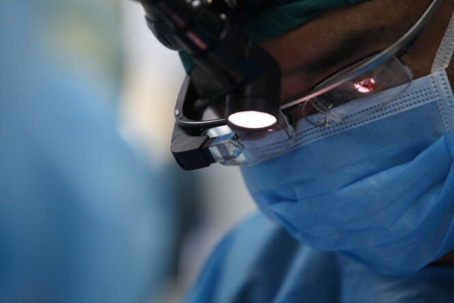 Un médecin chinois s'aide de Google Glass lors d'une intervention pour enlever une tumeur, dans un hôpital de Kunming (province du Yunnan).