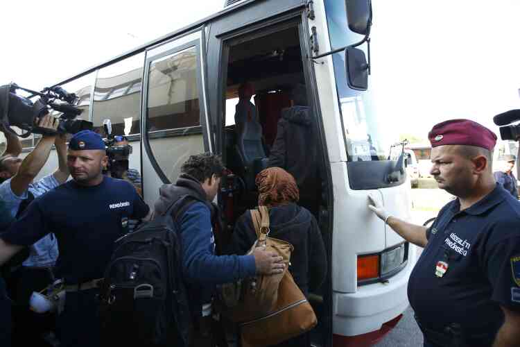 Face à la détermination de ces hommes et de ces femmes, dont certains se déplacent aidés de béquilles, le gouvernement hongrois a annoncé vendredi soir qu’il allait mettre en place un transport en autocars vers l’Autriche.
