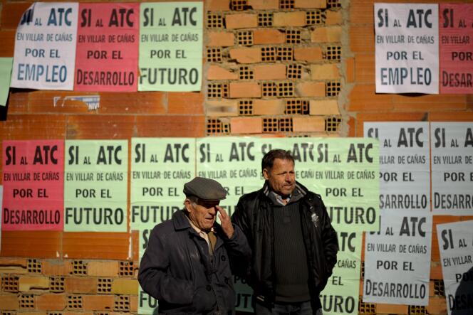 A Villar de Cañas (Castille-La Manche), devant des affiches favorables au projet de cimetière nucléaire, en février 2012.