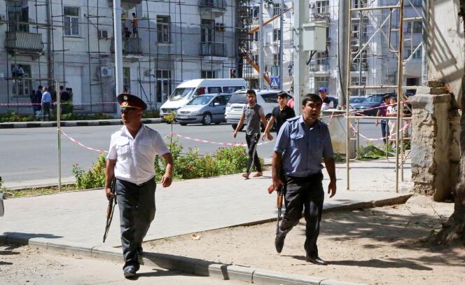 La police sécurise une zone de la capitale, Douchanbé, après de violents accrochages qui ont opposé les forces de sécurité à des hommes armés qualifiés de terroristes par le ministère de l’intérieur, le 4 septembre.