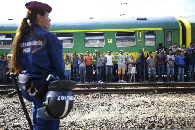 La police hongroise tente de forcer les quelques 500 passagers d'un train en direction de la frontière autrichienne à regagner un camp de réfugiés, en gare de Bicske vendredi 4 septembre.