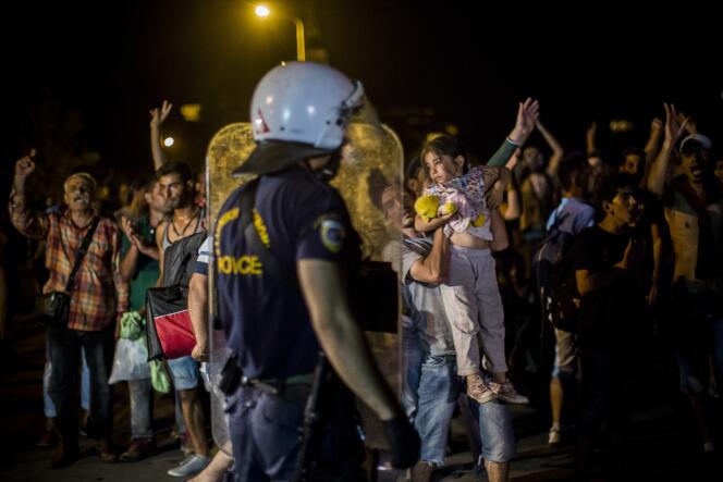 Des centaines de migrants ont manifesté, aux cris de « Asile, Asile », devant le principal centre d’accueil de l’île de Lesbos contre les lenteurs des procédures d’enregistrement retardant leur transfert vers Athènes.