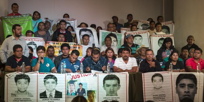 Des membres des familles des 43 étudiants disparus, le 6 septembre à Mexico.