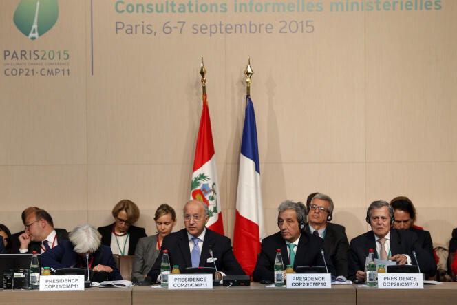 Le président de la COP21 Laurent Fabius et le ministre de l'environnement du Pérou Manuel Pulgar-Vidal (président de la COP20), le 6 septembre à Paris.