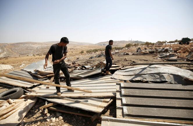 Des Palestiniens inspectent les débris de leur abris détruit par l'armée israélienne, à Ramallah, le 3 septembre.