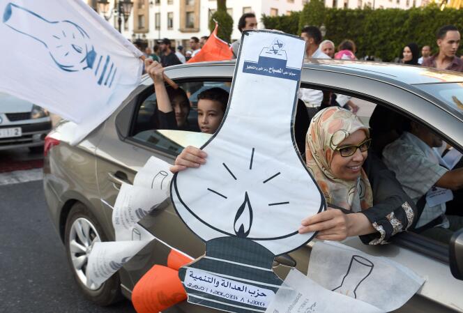 Des militants du parti PJD à l'annonce des résultats des élections régionales à Rabat le 6 septembre 2015.