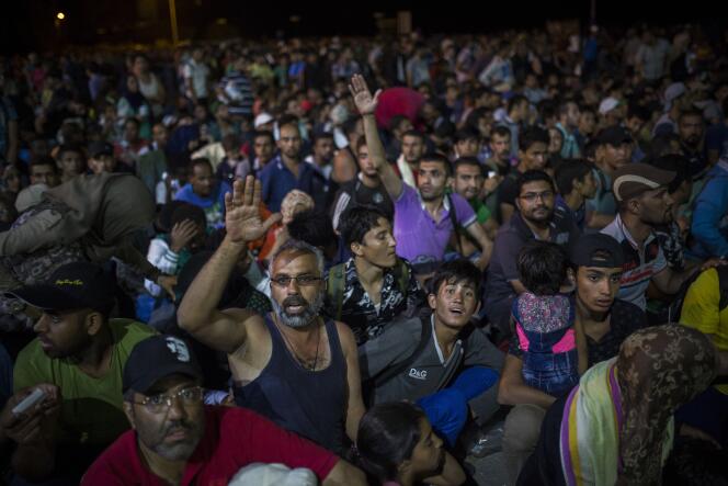 Des milliers de migrants attendent d'embarquer sur un ferry à l'île de Lesbos, en Grèce, le  7 septembre.