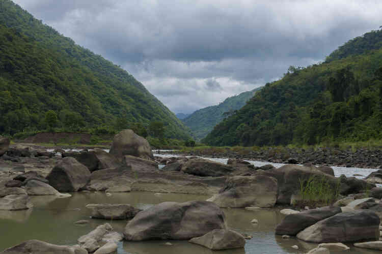 La rivière Kaladan, d'où sont extraites les roches pour construire la route, court entre l'Inde et la Birmanie.  C'est la cinquième plus grande rivière au monde à être complètement épargnée par les barrages.