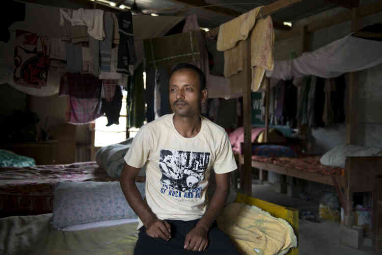Rafikul, 33 ans, est conducteur de machines de concassage de pierres. Il a abandonné ses études de droit et gagne maintenant l'équivalent de 200 euros par mois. Chaque jour,  il envoie à sa mère une photo de l'avancement des travaux.