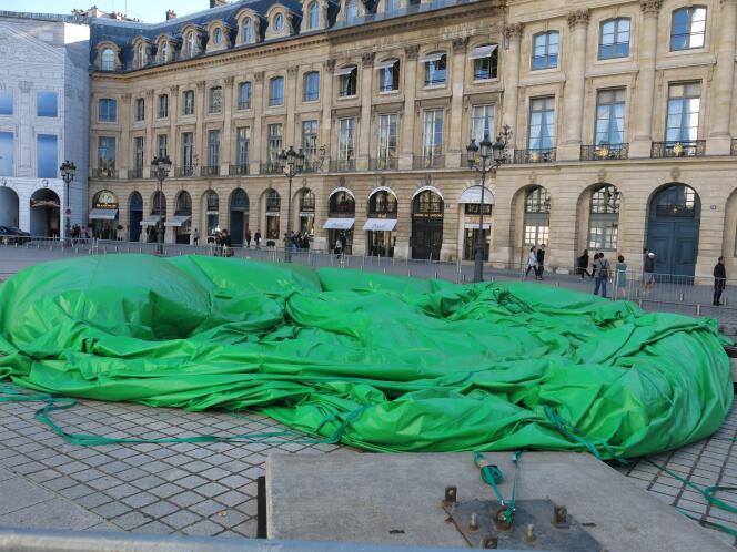 L'arbre-sex toy de l'artiste américain Paul McCarthy vandalisé sur la place Vendôme à Paris (1er).