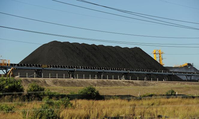 Un stock de charbon au port de Newcastle en Nouvelle Galles du Sud, Australie, le 25 avril 2015.