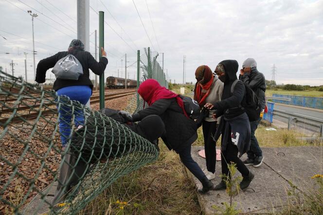 Des migrants s'introduisent sur les voies ferrées du tunnel sous la Manche, le 29 juillet 2015 à Fréthun, près de Calais.