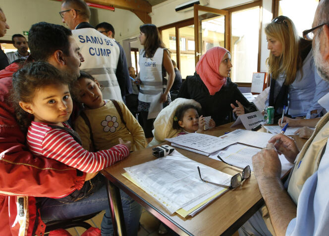 Des réfugiés syriens venus d'Allemagne à leur arrivée à Cergy, le 9 septembre.