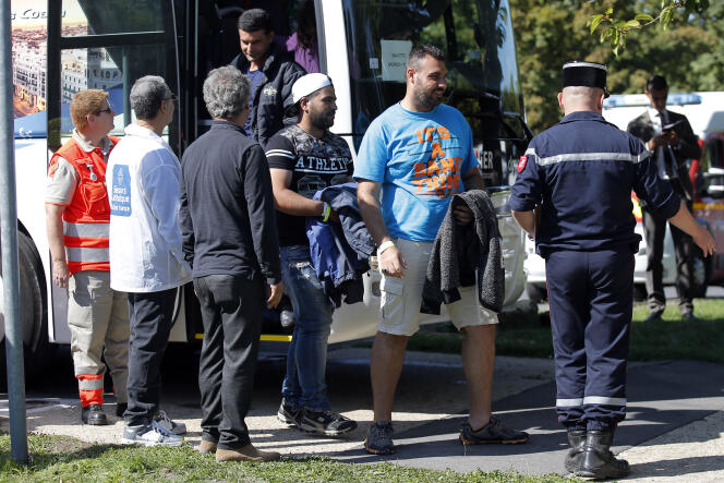 Un groupe de réfugiés arrivent en bus d'Allemagne à Cergy-Pontoise (Val-de-Marne), mercredi 9 septembre.