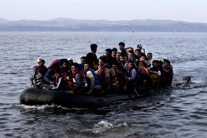 Des réfugiés arrivent sur les côtes de Lesbos, en Grèce, le 9 septembre 2015.