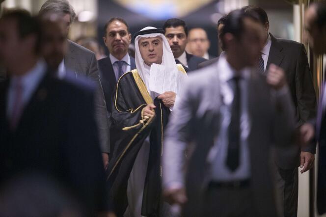 Le ministre des affaires étrangères saoudien Adel Al-Jubeir entouré de gardes du corps, à l'ambassade de l'Arabie Saoudite à Washington, le 4 septembre.