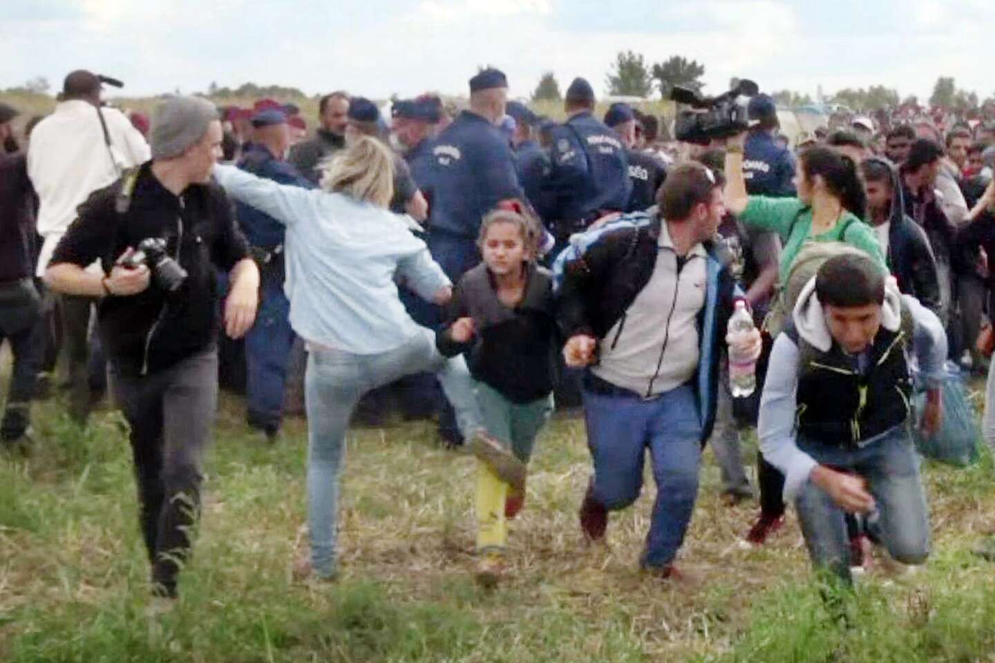 Enquête criminelle sur la journaliste hongroise qui a frappé des migrants