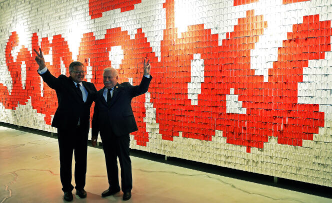 Le président  Bronislaw Komorowski ( à gauche) and Lech Walesa,le 31 août 2014 à  Gdansk. T  AFP PHOTO / JANEK SKARZYNSKI