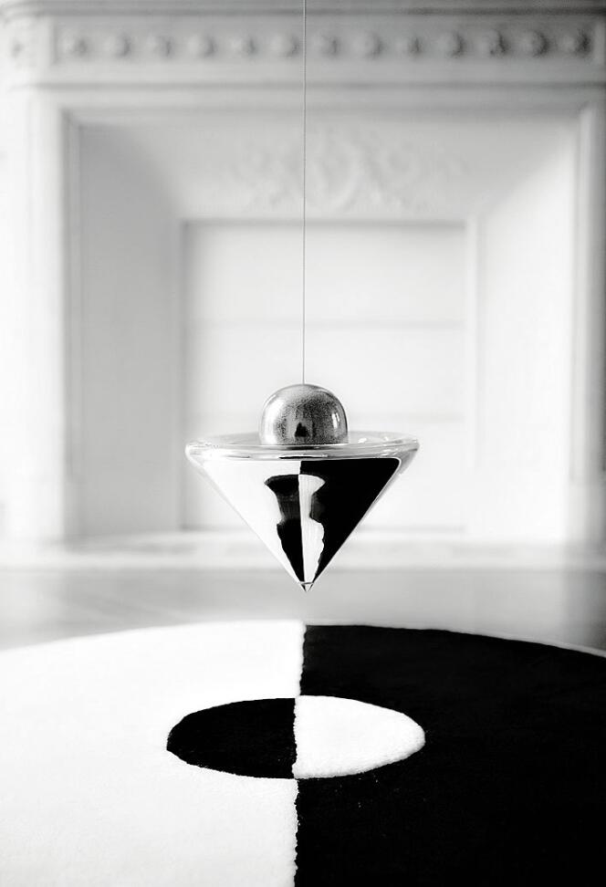 Le designer conçoit également des objets plus mystérieux comme ce pendule d'hypnotiseur.