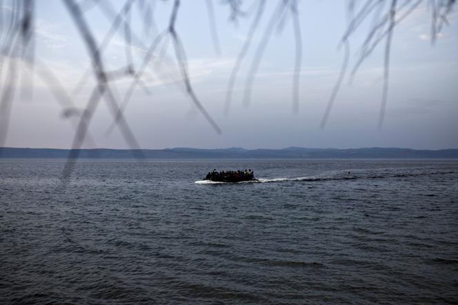 Des migrants arrivent sur les côtes de l’île grecque de Lesbos après avoir traversé la mer Egée depuis la Turquie à bord d’un canot pneumatique, le 10 septembre 2015.
