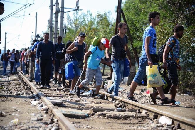 Des réfugiés aux abords de Guevgueliya, en Macédoine, le 11 septembre.