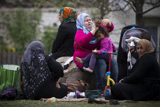 Réfugiés syriens dans le parc Edouard-Vaillant à Saint-Ouen, au nord de Paris, où ils passent la plupart de leurs journées en attendant de trouver des solutions de logement, le 21 avril 2014.