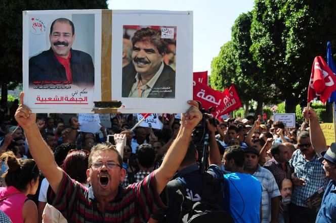 Durante una manifestación celebrada en septiembre de 2015 en Túnez, un hombre sostiene un cartel en homenaje a Chokri Belaïd y Mohamed Brahmi, asesinados en 2013.