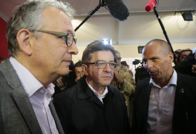 L'ex-ministre grec des finances Yannis Varoufakis avec le secrétaire national du PCF, Pierre Laurent, et le président du Front de gauche, Jean-Luc-Mélenchon, à la Fête de l'Humanité, à La Courneuve, samedi 12 septembre 2015.