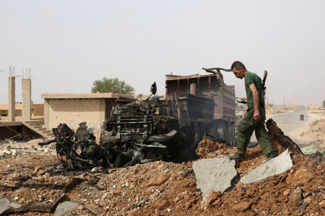 Un milicien kurde inspecte le site d'un attentat contre un point de contrôle kurde, à Hassaké, dans le nord-est de la Syrie, en septembre.