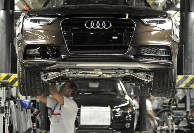 Sur une ligne d'assemblage de l'Audi A4 à l'usine allemande de Neckarsulm. Au Salon de Francfort, les marques germaniques font des lancements importants. Audi dévoile ainsi son Audi A4, son troisième modèle le plus vendu dans le monde
