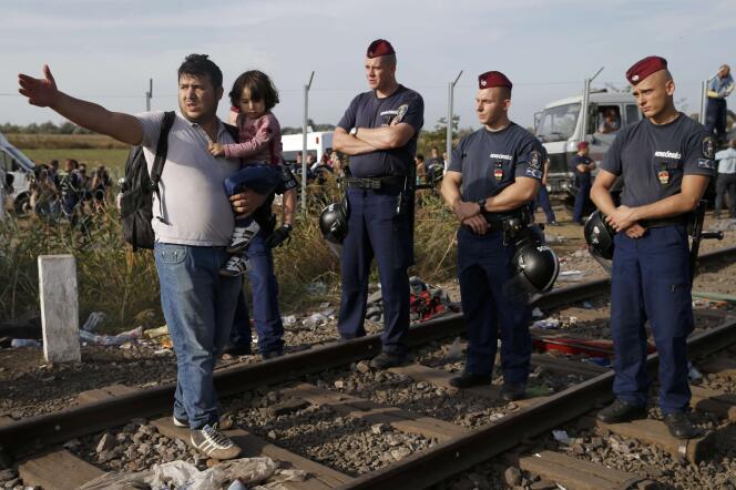 A Röszke, les policiers hongrois empêchent désormais le passage des migrants.
