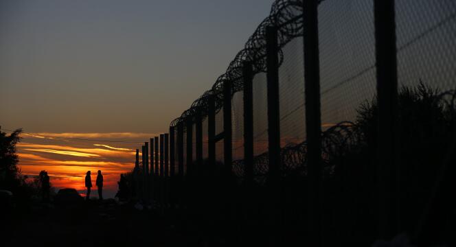 A partir de mardi, le franchissement de la clôture érigée sur la frontière sera passible d’une peine de prison.