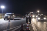 Des policiers contrôlent les voitures à la frontière germano-autrichienne près de Piding, dans le sud de l’Allemagne, le 14 septembre 2015. 