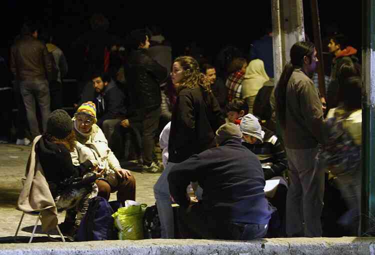 Les autorités chiliennes ont levé jeudi sur l'ensemble du pays une alerte au tsunami lancée la veille. A Santiago, la capitale, qui compte 6,6 millions d'habitants, des milliers d'habitants ont déferlé dans les rues.