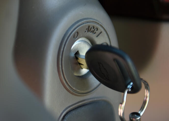 Une clé dans l'allumage d'une Chevrolet Cobalt en 2005.