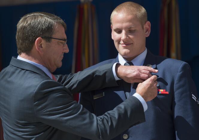 Spencer Stone, décoré par le secrétaire à la défense américain, Ashton Carter, le 17 septembre.