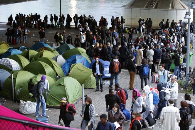 Evacuation d'un campement de migrants proche de la gare d'Austerlitz, jeudi 16 septembre à Paris.