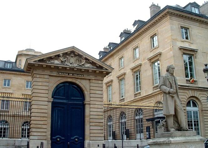 Vue de l'entrée du Collège de France, à Paris.