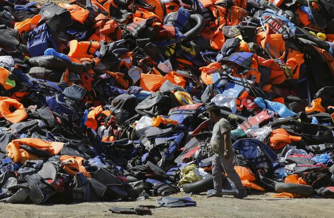 Bateaux gonflables et gilets de sauvetage abandonnés sur l'île grecque de Lesbos par les réfugiés le 18 septembre.