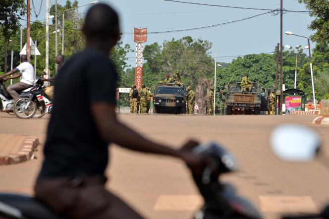 Les militaires putschistes quadrille Ouagadougou, le 17 septembre.